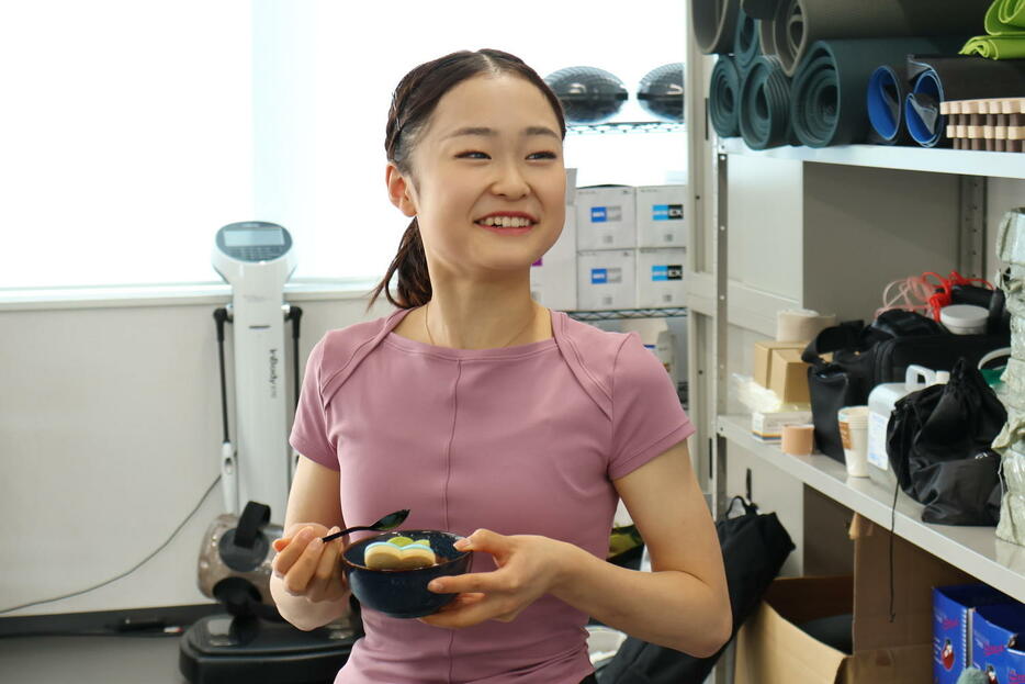 ヨーグルトを食べる島田麻央（撮影・竹本穂乃加）