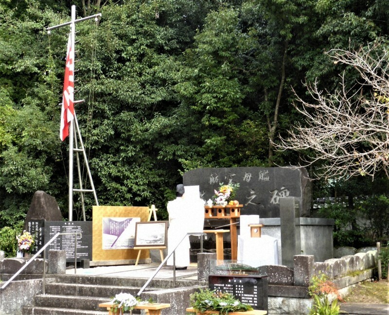 空母瑞鶴の慰霊碑に戦死者の冥福を祈る祭詞を奏上する神職。左の三角マスト（復元品）には旧海軍旗が掲揚されている＝橿原市の橿原神宮若桜友苑で2024年10月25日午後1時54分、皆木成実撮影