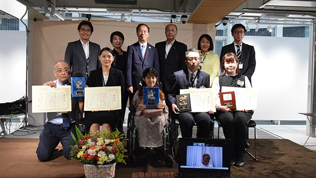 3部門で4事例が表彰された。後列左から3人目が都竹会長