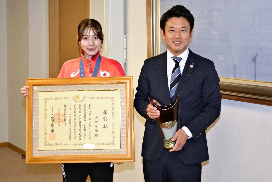 宮下宗一郎知事（右）から青森県民栄誉特別賞の表彰を受けた志田千陽選手＝23日、県庁