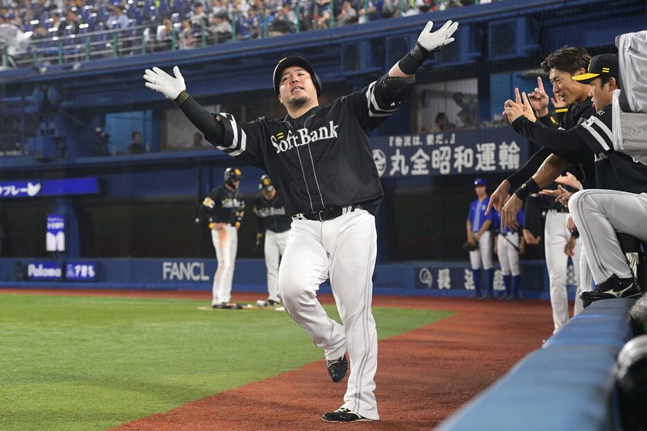 先制２ランの山川はどすこいポーズを披露