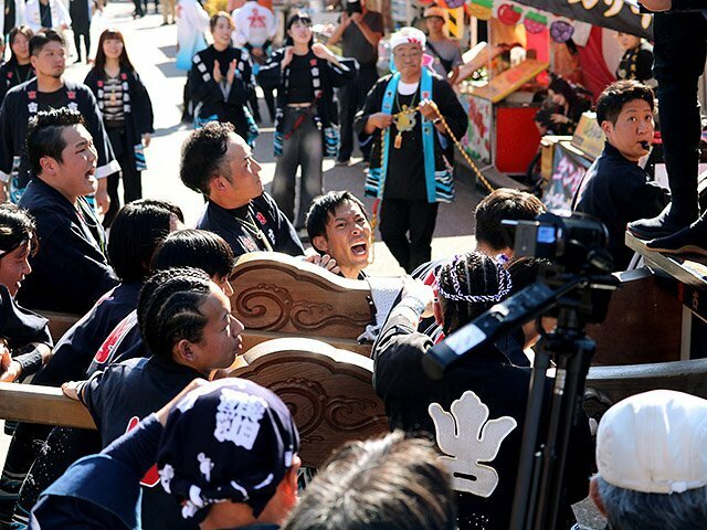 力いっぱい曳山を引く若衆