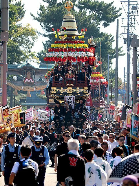 放生津八幡宮を出発した曳山＝射水市八幡町