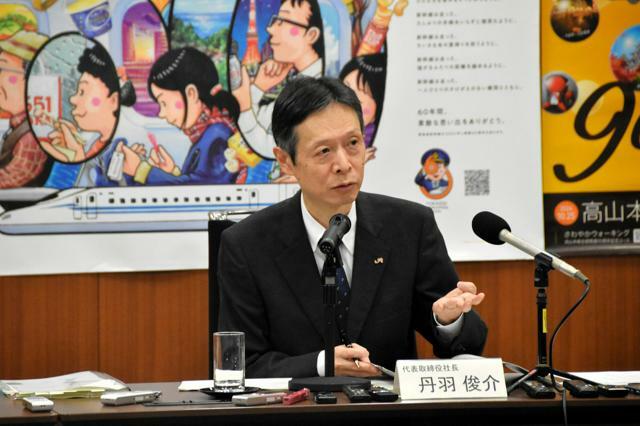 決算を発表するJR東海の丹羽俊介社長=2024年10月29日午後、名古屋市中区