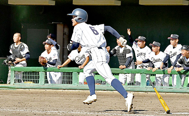 〈日大山形―山形中央〉３回裏山中央２死一、二塁、４番木村宗太が２点適時二塁打を放ち、３―０とする＝福島県いわき市・ヨークいわきスタジアム