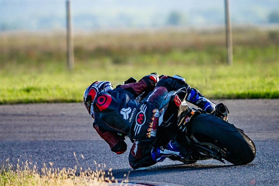 moto RCに参戦しモーターパーク・ロムニアを走る大久保光選手