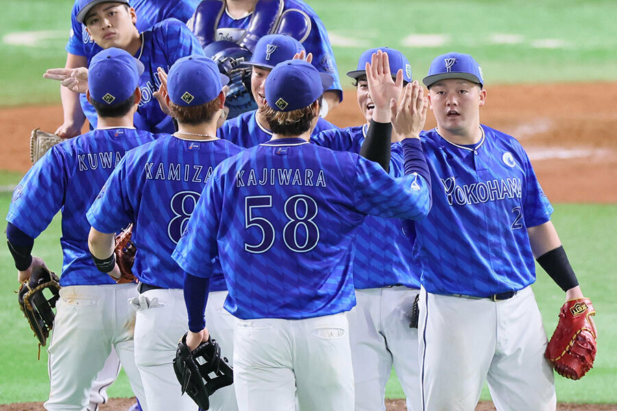 日本シリーズ第4戦に勝利し、ハイタッチをするDeNAナイン【写真提供：産経新聞社】