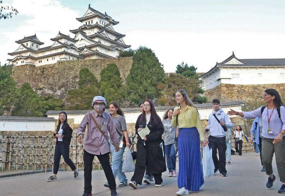 姫路城を見学するウクライナの子供たち＝10月21日、兵庫県姫路市本町（小林宏之撮影）