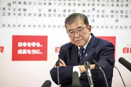 衆院選投開票の様子を、腕を組んで見守る自民党の石破茂総裁（写真：代表撮影/ロイター/アフロ）