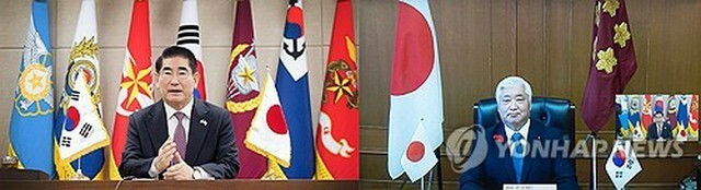 テレビ会談を行う韓国の金龍顕国防部長官（左）と日本の中谷元防衛相（国防部提供）＝（聯合ニュース）≪転載・転用禁止≫