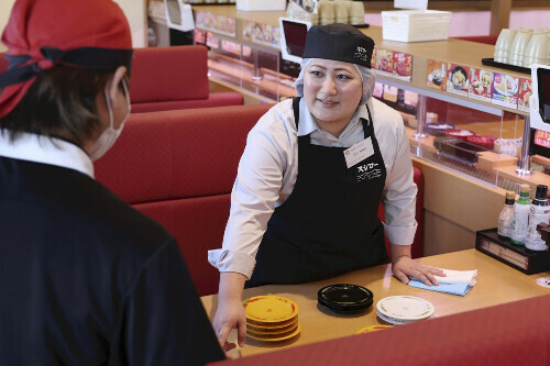 ２３歳で店長を務める太田さん（９月中旬、愛知県あま市のスシロー甚目寺店で）＝青木瞭撮影