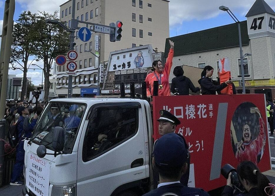 地元の旭川市で行われた凱旋パレードで沿道に向かって手を振る陸上の北口