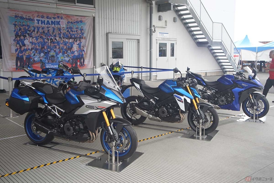 同日発表の「GSX-S1000」「GSX-S1000GT」、「GSX-S1000GX」のGSX-S1000三兄弟も展示。その奥にはMotoGPマシンも展示されました