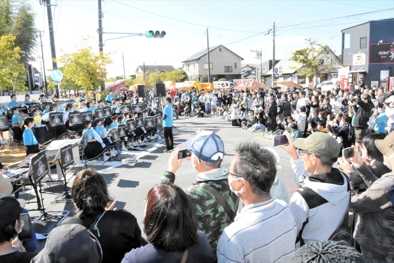 大勢の聴衆の前で演奏を披露する泉中吹奏楽部