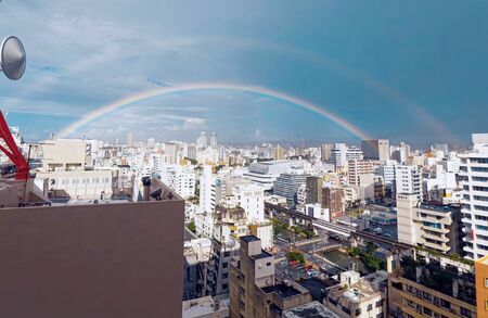 通り雨が去った後、二重になった虹が那覇市内に現れた＝７日午後３時５３分、那覇市久茂地からおもろまち方面を望む（竹花徹朗撮影）