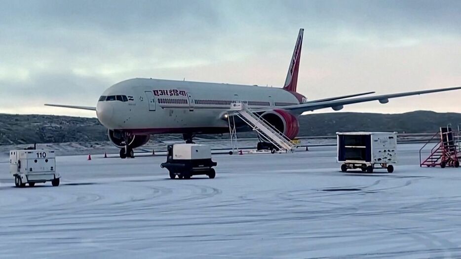 カナダ北極圏のイカルイトに駐機するエア・インディアの航空機