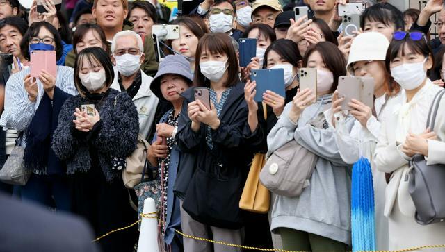 候補者の第一声を聞く人たち=2024年10月31日午前9時34分、兵庫県内、筋野健太撮影