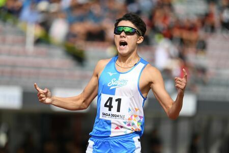 陸上成年男子800メートル決勝　トップでゴールする岡村颯太（鹿屋体大）＝佐賀市のSAGAスタジアム