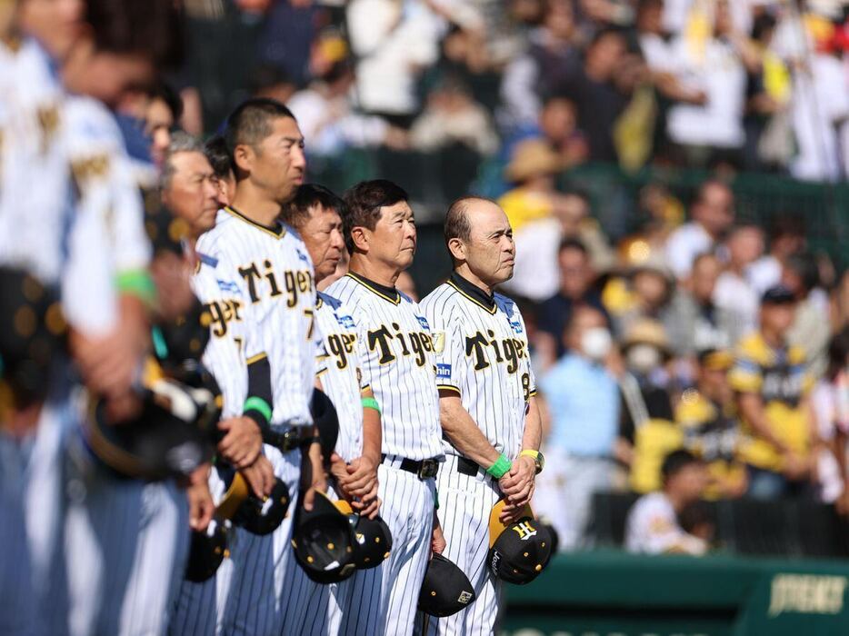 今季限りで退任する岡田監督（右端）。虎ナインの手で宙に舞う姿を見せてほしい