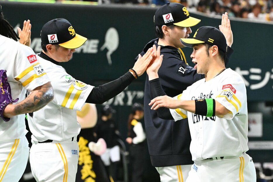 勝利し近藤（右）とタッチする小久保監督