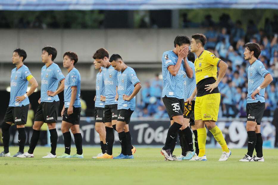 ルヴァン杯サッカー・川崎―新潟。決勝進出を逃し、肩を落とす川崎イレブン＝１３日、Ｕ等々力