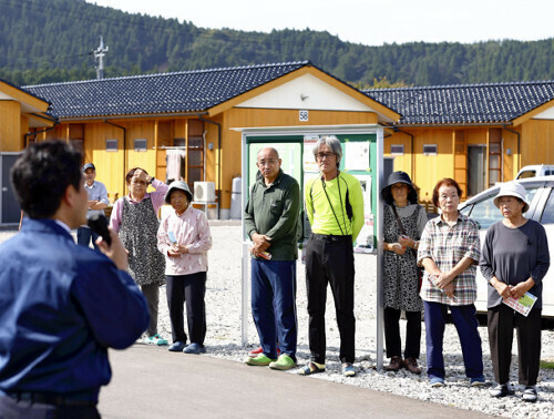 仮設住宅の前で候補者の演説に耳を傾ける人たち（石川県輪島市で）＝桐山弘太撮影