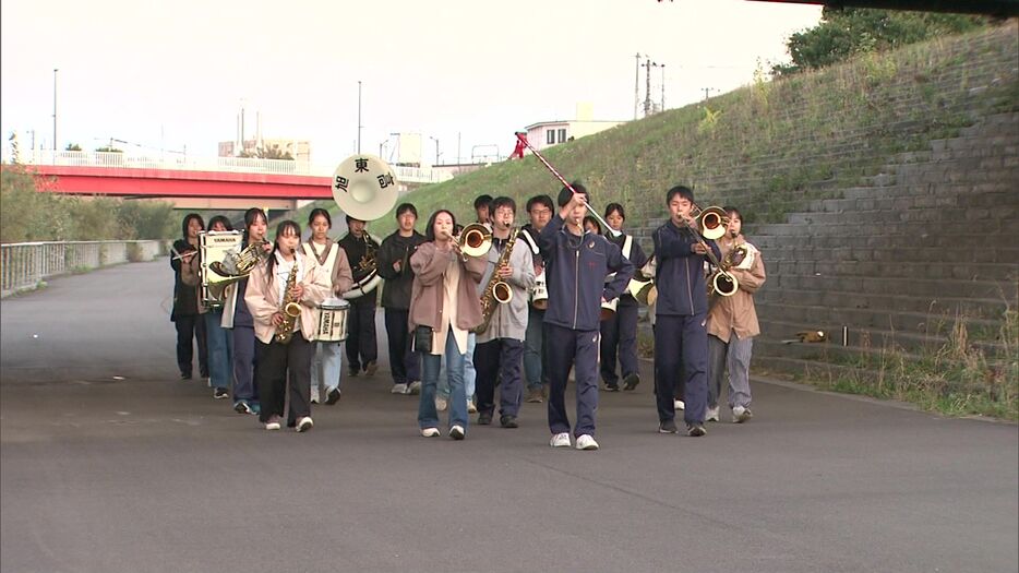 吹奏楽部の部員たち