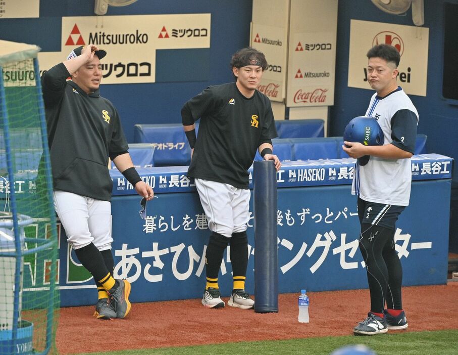 試合前に談笑する（左から）ソフトバンクの山川、牧原大、ＤｅＮＡ・牧