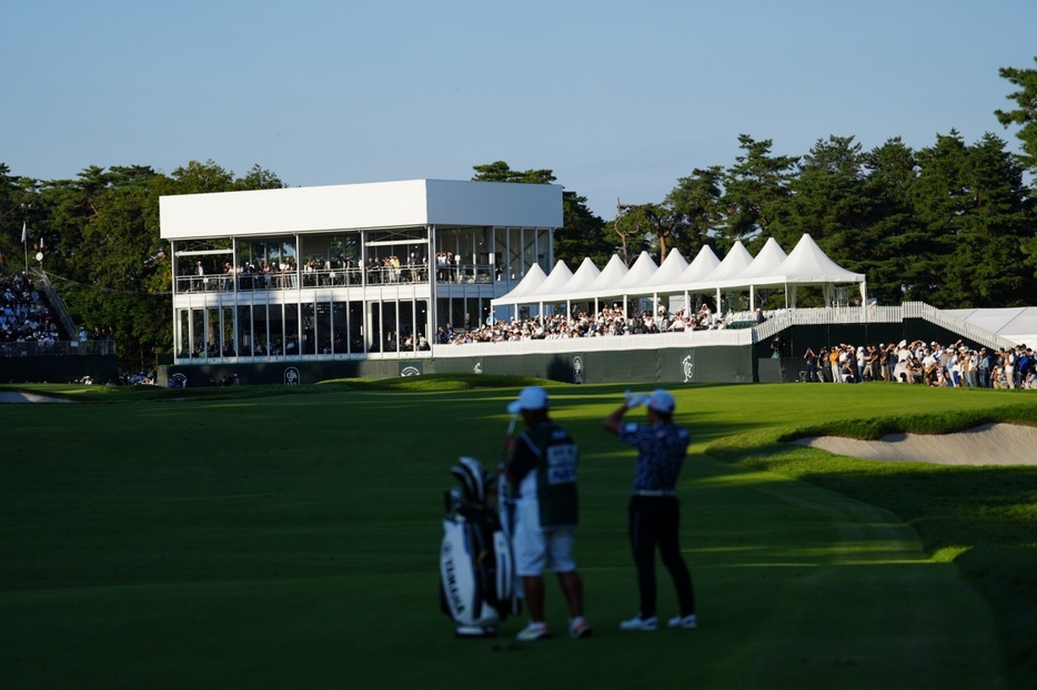 東京GC18番グリーン脇にある巨大な建物(撮影/姉崎正)