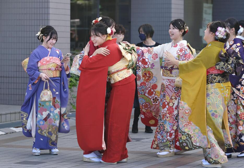 約9カ月遅れで開かれた石川県七尾市の二十歳の集いで、再会を喜ぶ参加者ら＝13日午前