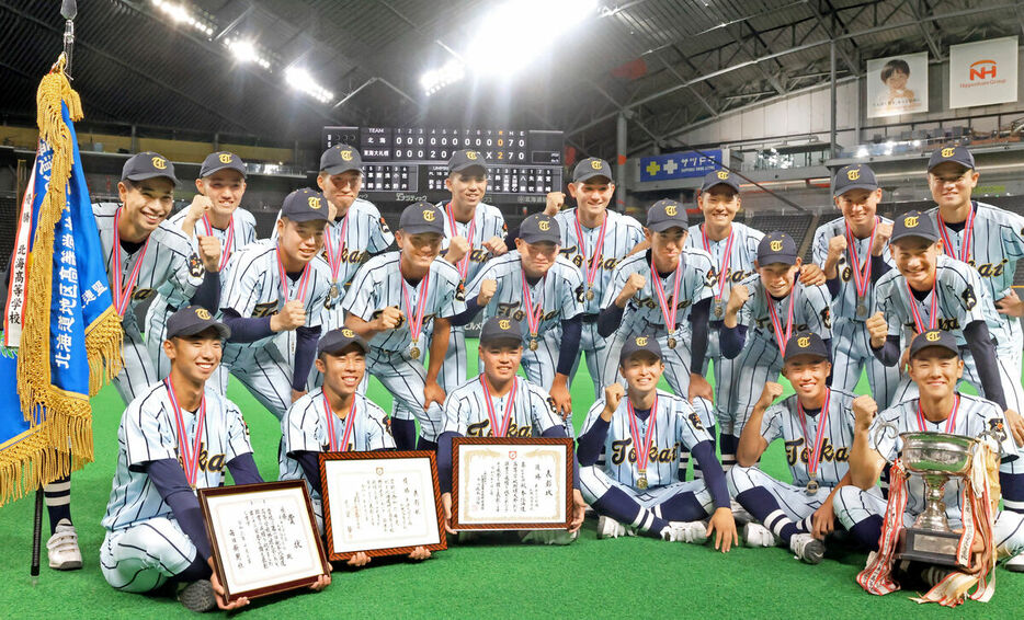 １０年ぶり優勝を輪になって喜び合う東海大札幌の選手たち（カメラ・砂田　秀人）