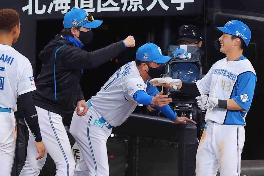 決勝打を放った日本ハム・水野達稀（右）を迎える新庄剛志監督【写真提供：産経新聞社】