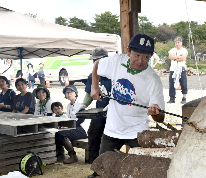 石窯でパンを焼く城島茂さん