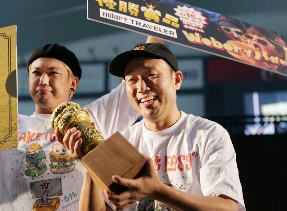 「ジャパンバーガーチャンピオンシップ」で優勝した佐藤賢将さん（右）＝6月、埼玉県内（（C）JAPAN　BURGER　CHAMPIONSHIP）