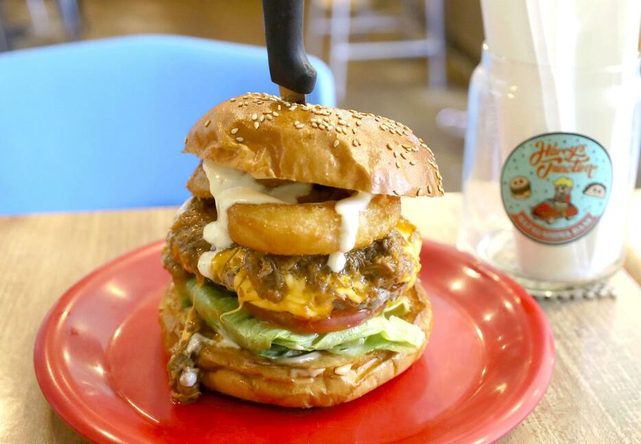 ハリーズ・ジャンクションの看板メニュー「ハリーズバーガー」＝宮城県松島町