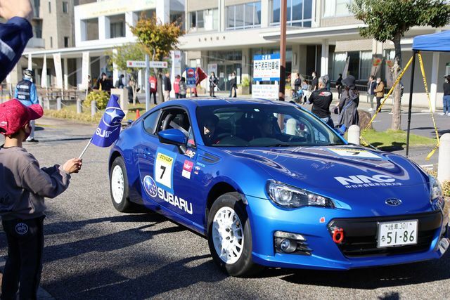 観衆の声援にこたえるドライバー（恵那市役所提供）