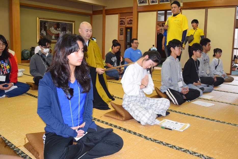 座禅体験する参加者