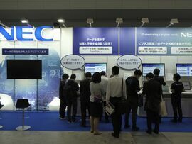 都内で開かれた人工知能（ＡＩ）関連の展示会でのＮＥＣのブース（2023年５月10日）