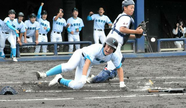 山梨学院―駿台甲府　一回表山梨学院、宮川の中前適時打で二塁走者田村が生還して先制。捕手森谷=2024年10月5日、山日ＹＢＳ、池田拓哉撮影