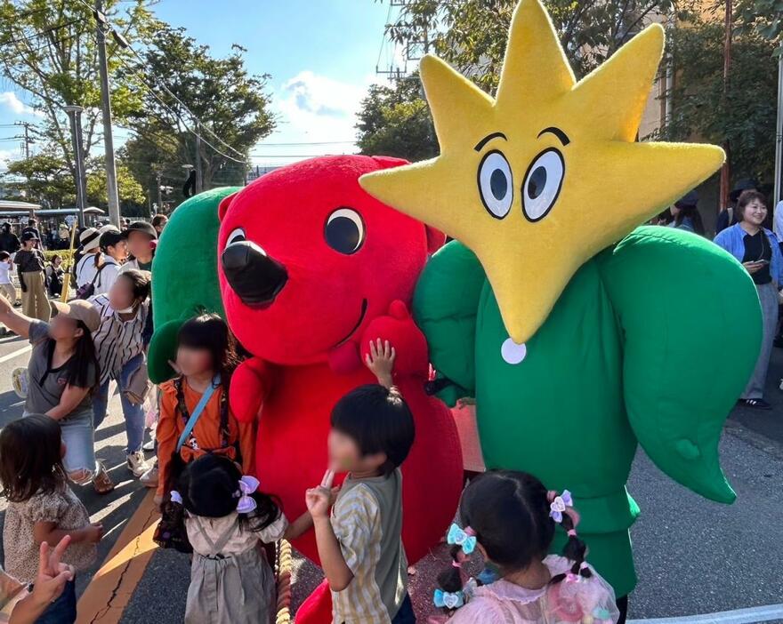 きらっとくんやチーバくんと写真を撮る子どもたち