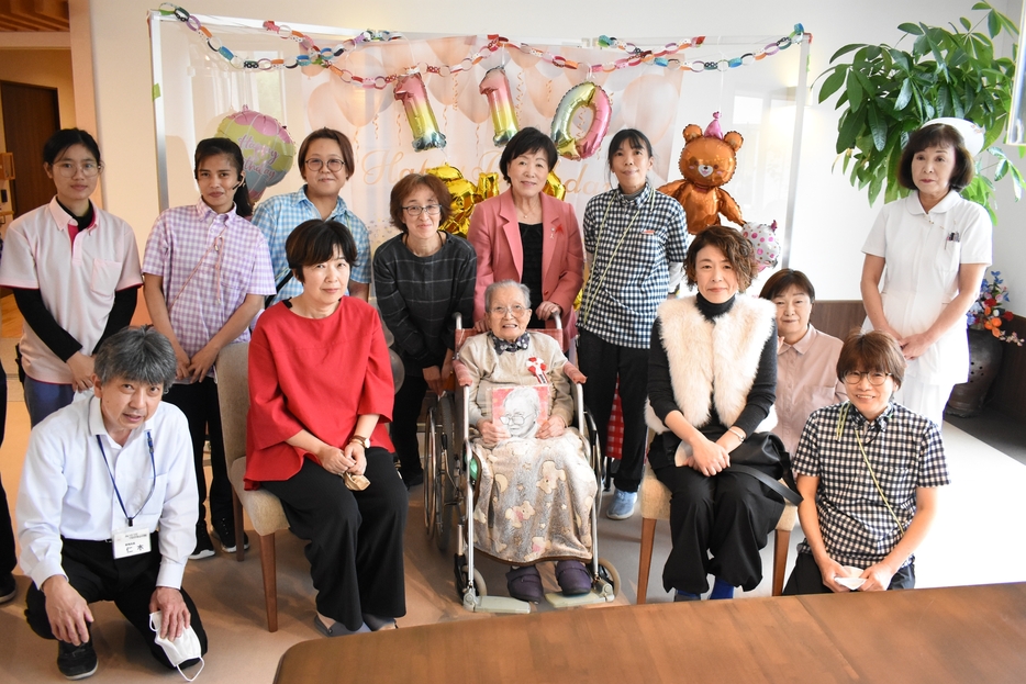 津山市民最高齢の110歳を迎えた中本さんのお祝いの会=岡山県津山市で