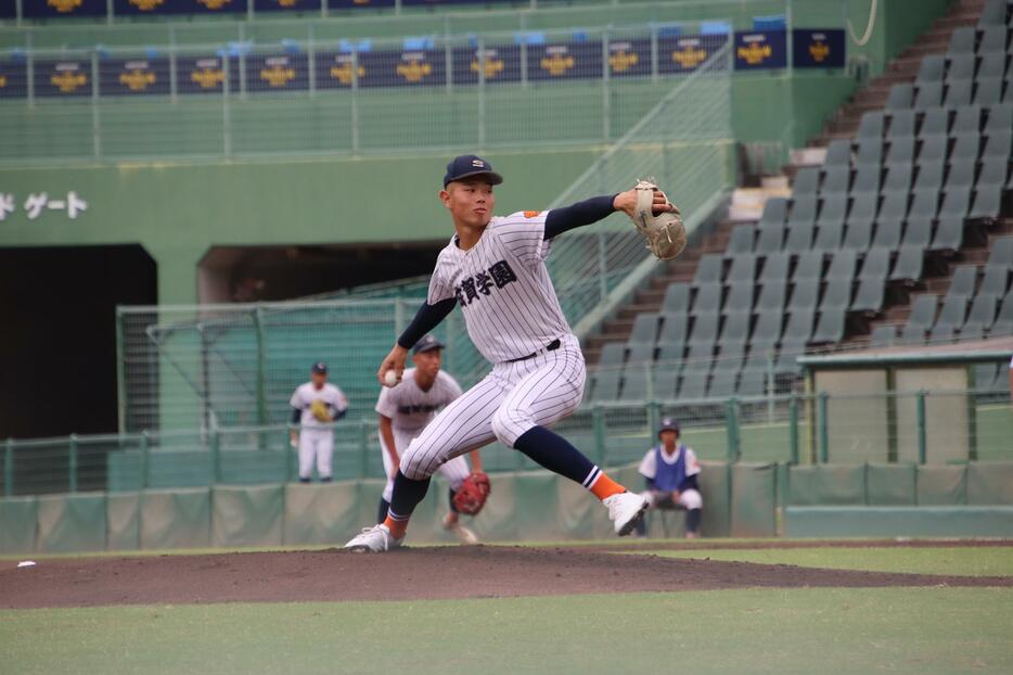 2失点完投勝利を収めた滋賀学園の長﨑 蓮汰