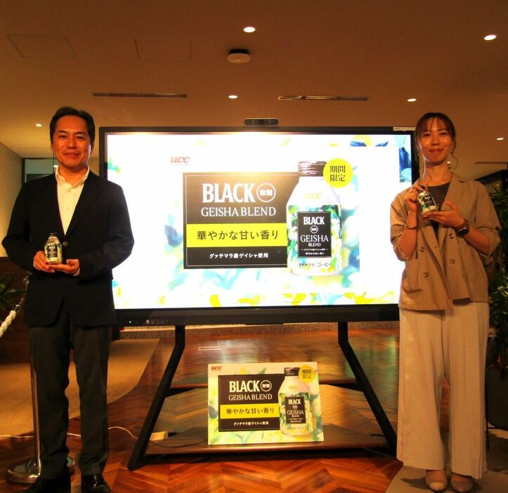 10月3日開催された「UCC BLACK無糖 新製品発表会」に登壇した中平尚己農事調査室室長（左）とマーケティング本部の千葉美華子氏。