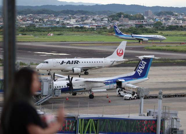 誘導路で不発弾が爆発して９日で１週間となる宮崎空港。空港内の再点検が来週中に始まる見通し＝８日午後、宮崎市・宮崎ブーゲンビリア空港