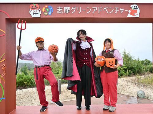 【ハロウィン・フェスへの来場を呼びかけるクルーら＝志摩市浜島町迫子の志摩グリーンアドベンチャーで】