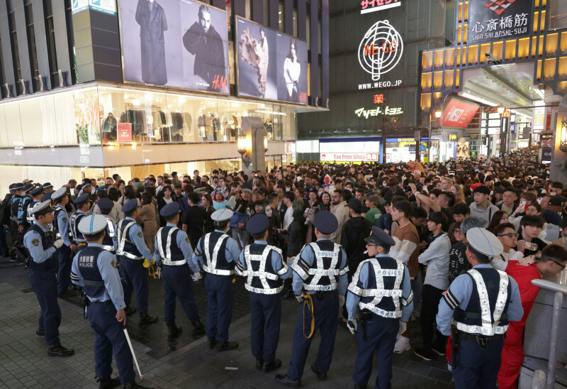 戎橋上の通行を規制する警察官＝大阪市中央区で2024年10月31日午後8時18分、西村剛撮影