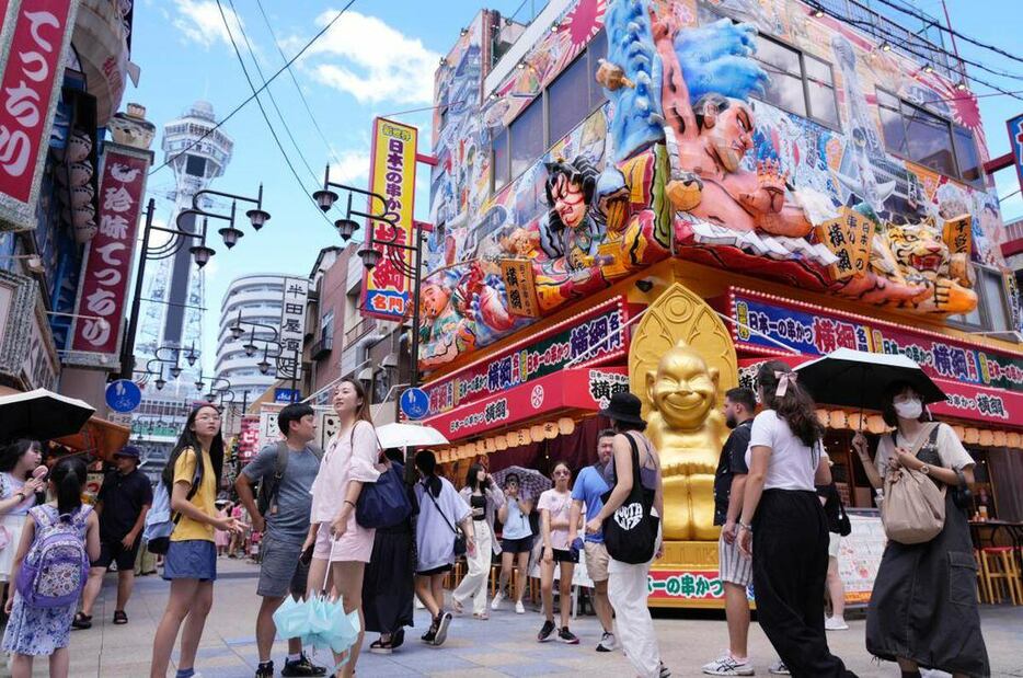 訪日外国人らで賑わう大阪・新世界だが…＝大阪市浪速区