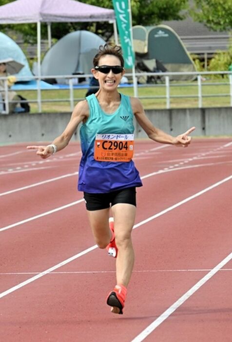 ハーフ女子４０歳代の部で優勝し、女子の部で初の総合優勝を飾った角田さん