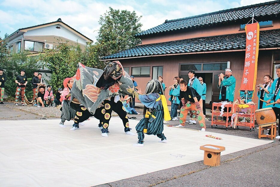 「金蔵獅子」を演じる子どもたち