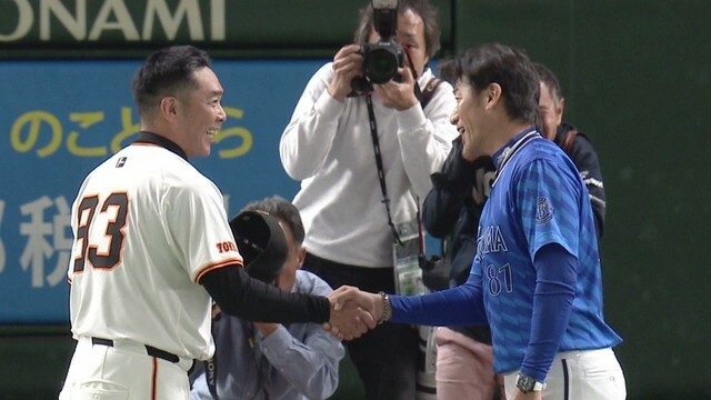 試合後、お互いをたたえるように握手をした阿部慎之助監督と三浦大輔監督【画像：日テレジータス】